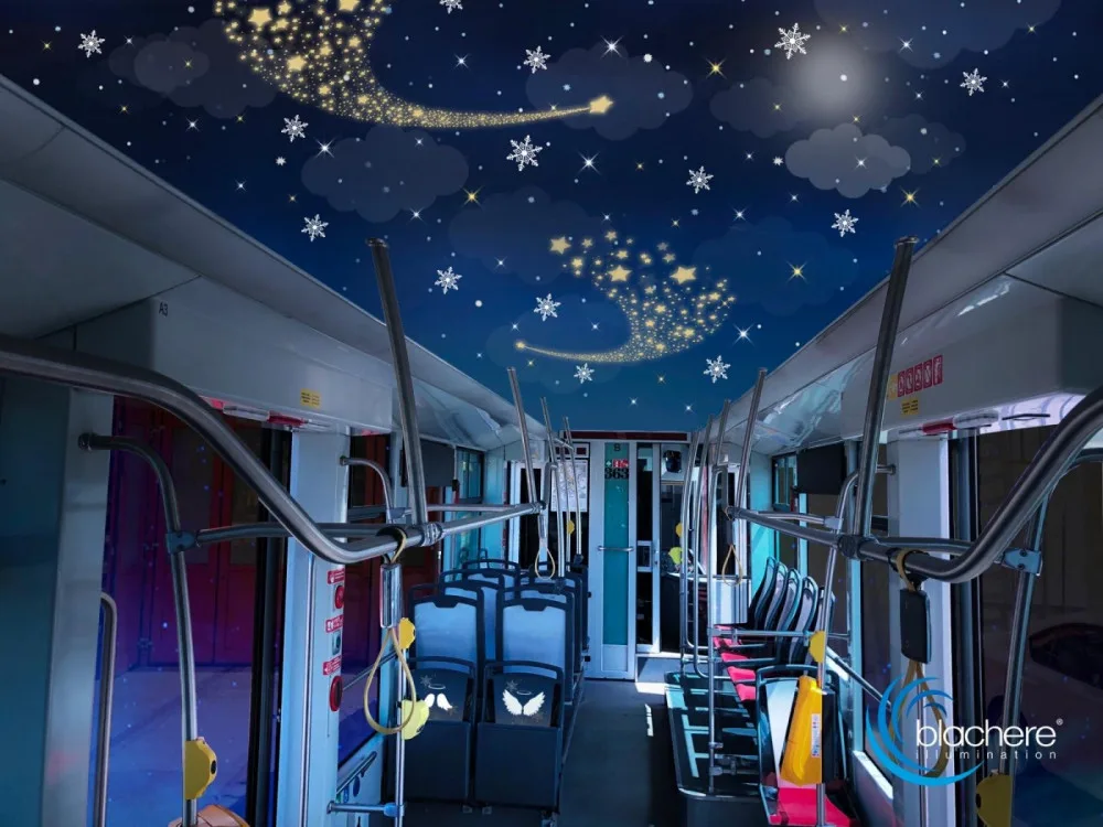 Interiér loňské vánoční tramvaje