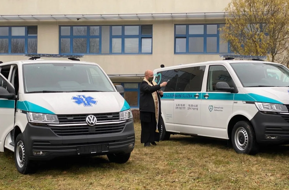 Tři nové sanitky převzala dnes do užívání Domažlická nemocnice