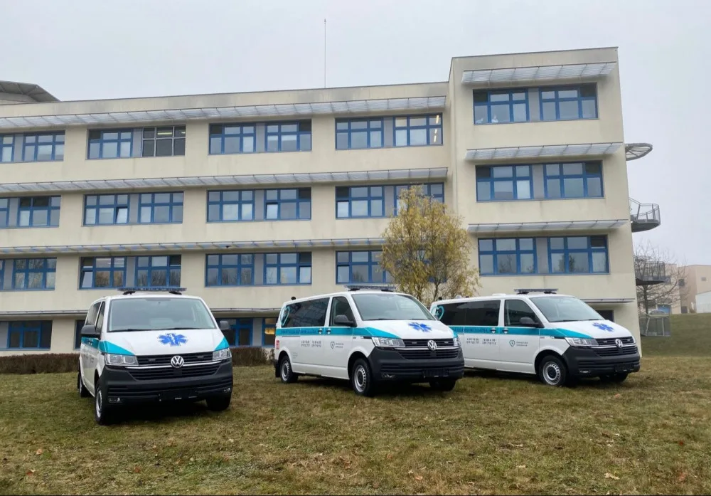 Tři nové sanitky převzala dnes do užívání Domažlická nemocnice
