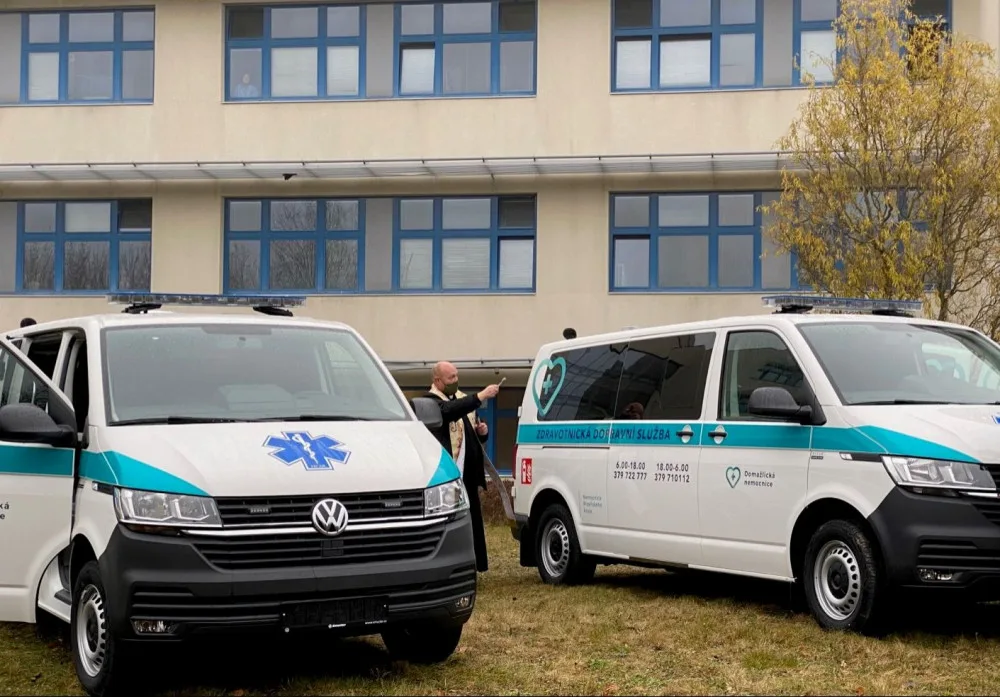 Tři nové sanitky převzala dnes do užívání Domažlická nemocnice