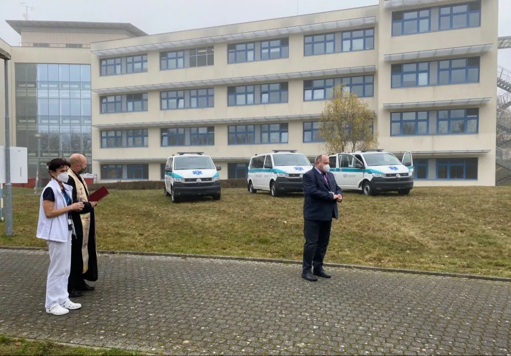 Tři nové sanitky převzala dnes do užívání Domažlická nemocnice