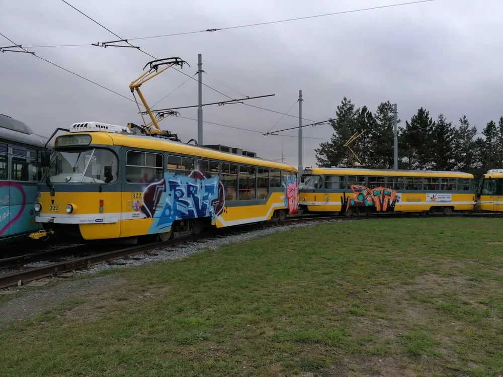 Sprejeři v noci vyzdobili několik plzeňských tramvají