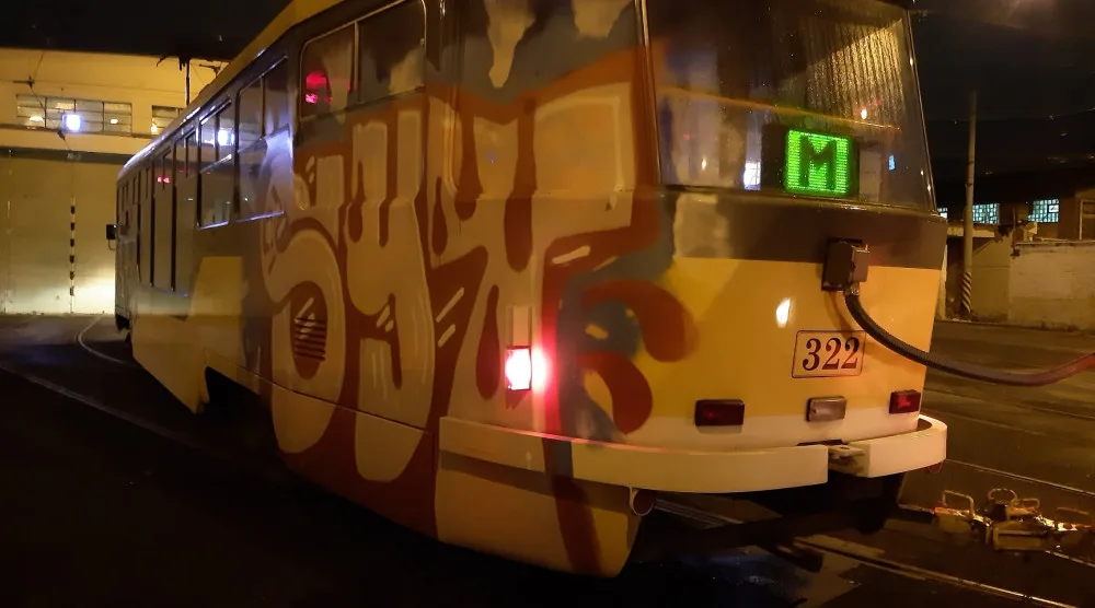 Sprejeři v noci vyzdobili graffiti několik plzeňských tramvají ve smyčce na Skvrňanech