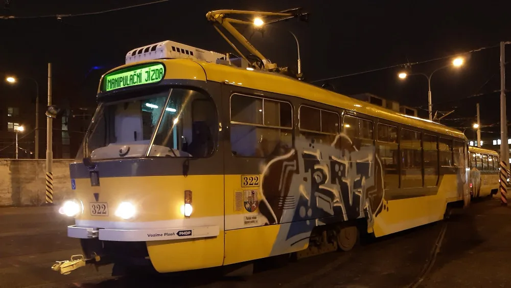 Tramvaj vyzdobená graffiti na trať vůbec nejela, ale putovala rovnou do vozovny