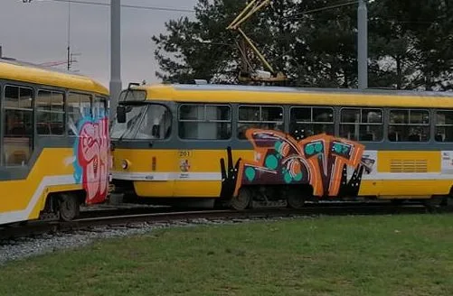 Tramvaj pomalovaná graffiti už absolvuje očistu ve vozovně, po sprejerech pátrá policie