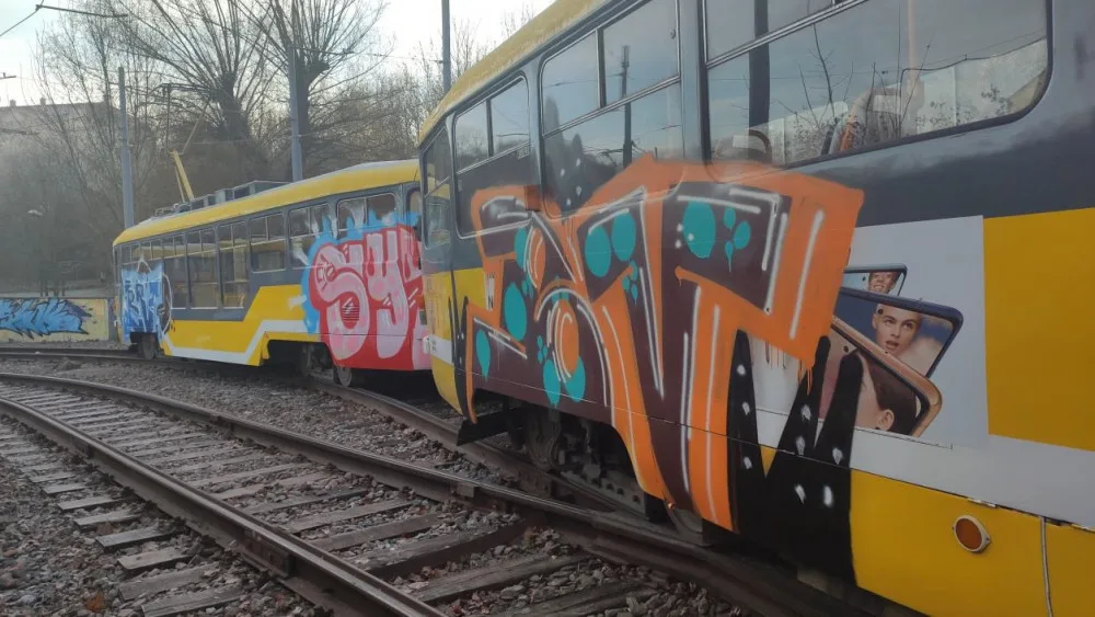 Sprejeři vyzdobili tramvaj ze všech stran
