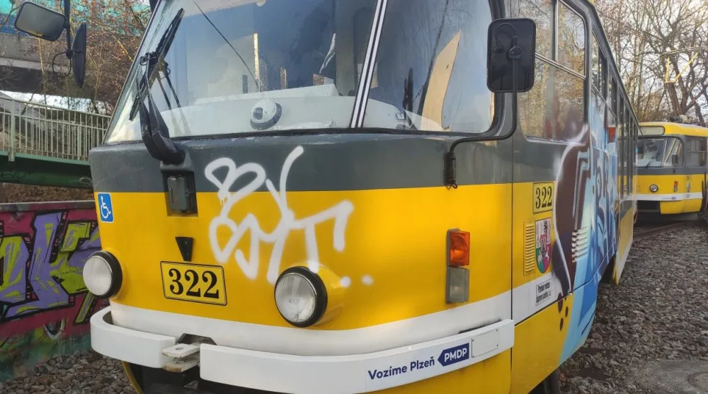 Sprejeři vyzdobili tramvaj ze všech stran