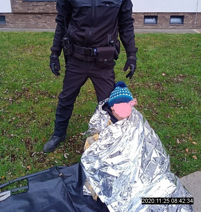 Ženu bez domova zachránili těsně před umrznutím strážníci městské policie