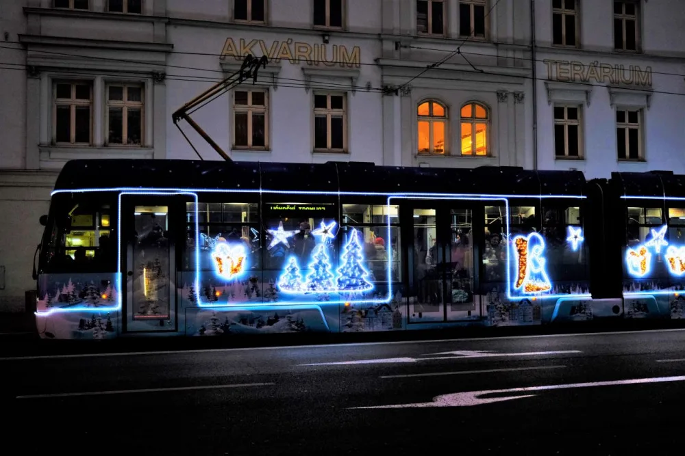 Rozsvícení vánočního stromu sledovaly na náměstí stovky Plzeňanů, ulice už brázdí vánoční tramvaj