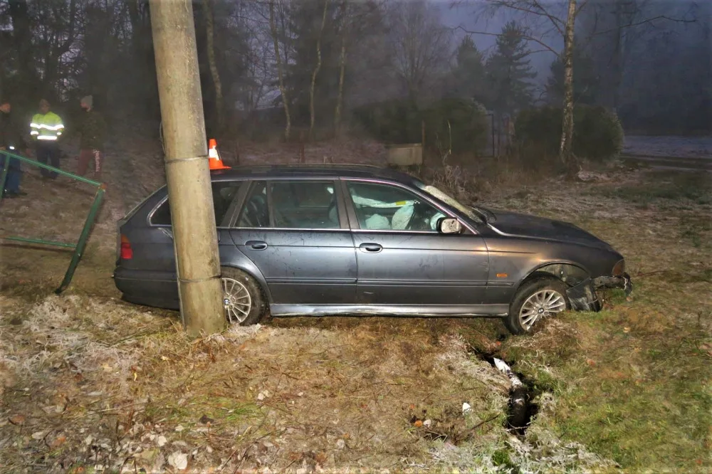 Řidič BMW po smyku na namrzlé silnici smetl dopravní značky i reklamní tabuli