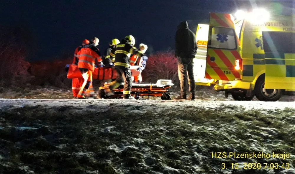 Záchranáři zasahují u nehody poblíž Malých Hydčic na Klatovsku