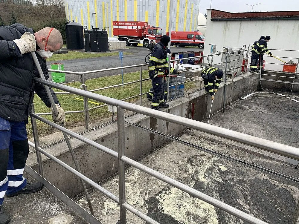 Další únik nebezpečných ropných látek do plzeňské kanalizace zachytila čistička v Jateční