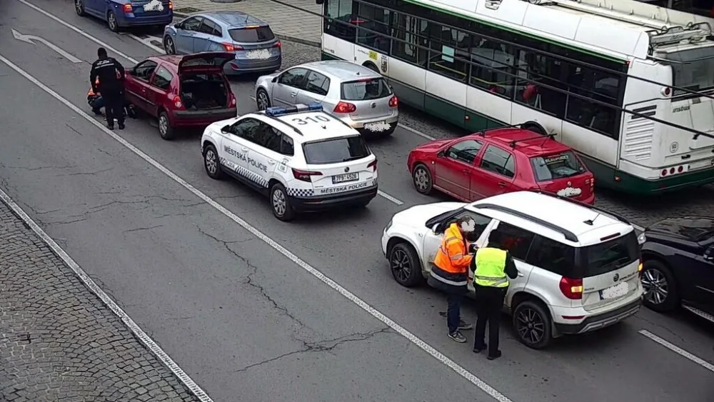 Řidiče při výměně kola uprostřed rušné silnice stíhala jedna pohroma za druhou