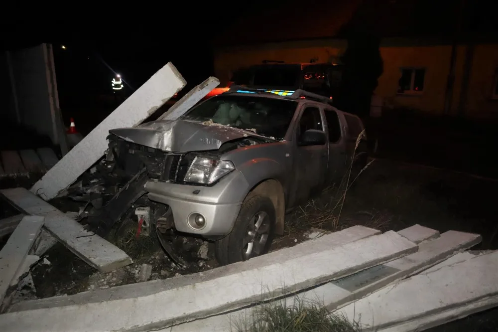 Opilý motorista překonal s autem příkop a zdemoloval betonovou hradbu