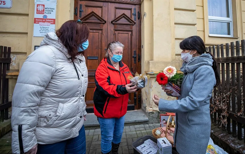 Hejtmanka Ilona Mauritzová přivezla mikulášskou nadílku do domova pro matky s dětmi v nouzi