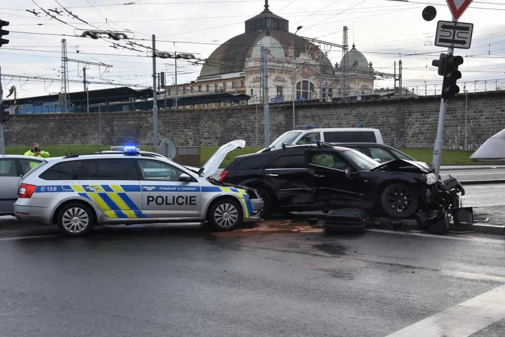 Policisté spěchající k zásahu havarovali,