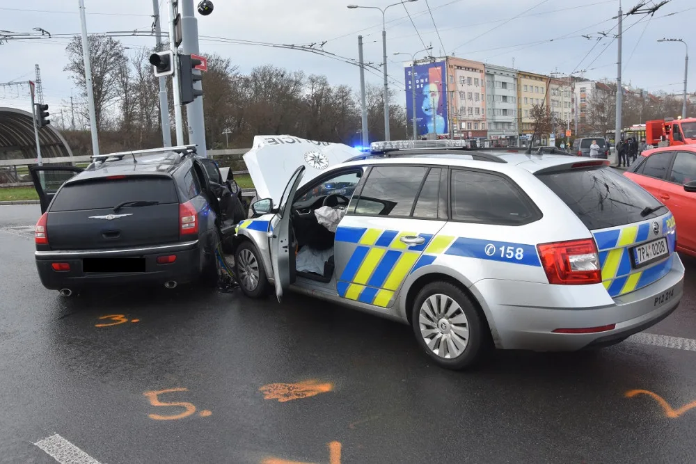 Policisté pronásledovali ukradený vůz, cestu jim zkřížil ukrajinský řidič