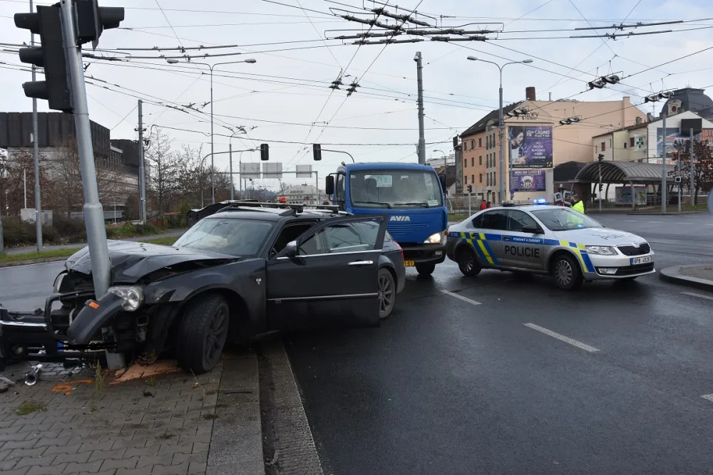 Policisté pronásledovali ukradený vůz, cestu jim zkřížil ukrajinský řidič