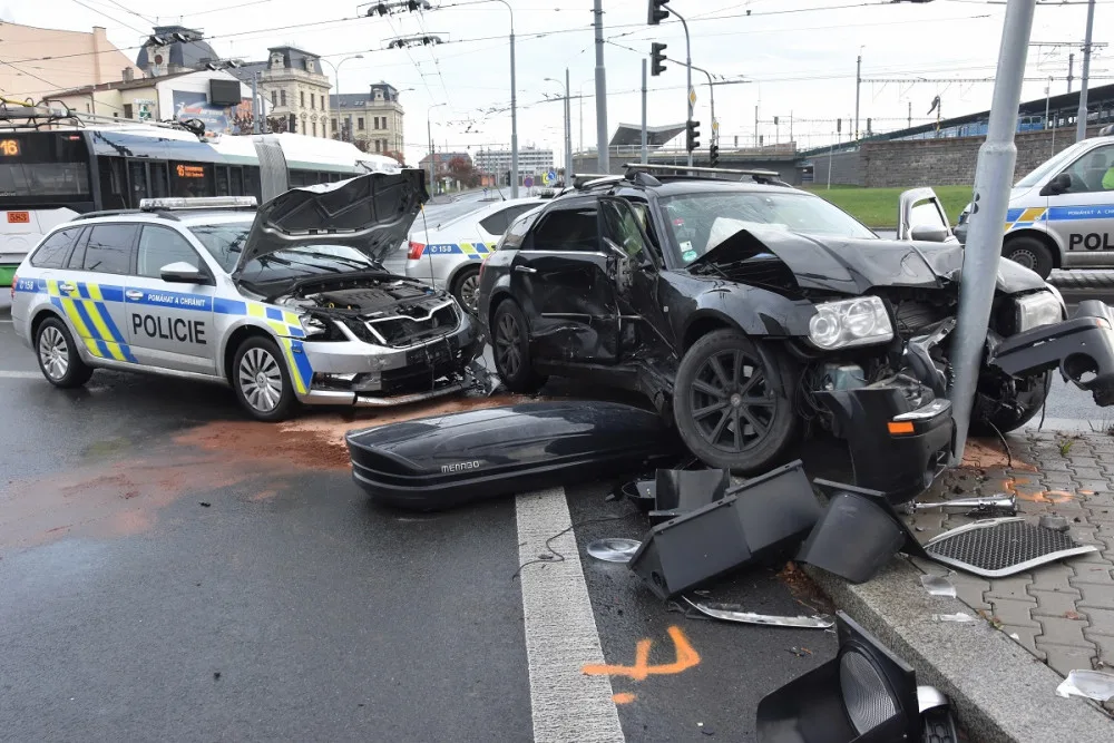 Policisté pronásledovali ukradený vůz, cestu jim zkřížil ukrajinský řidič