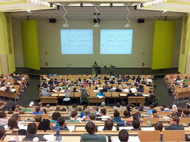 Studenti prvních ročníků vysokých škol mají od dneška povolenou osobní účast na výuce
