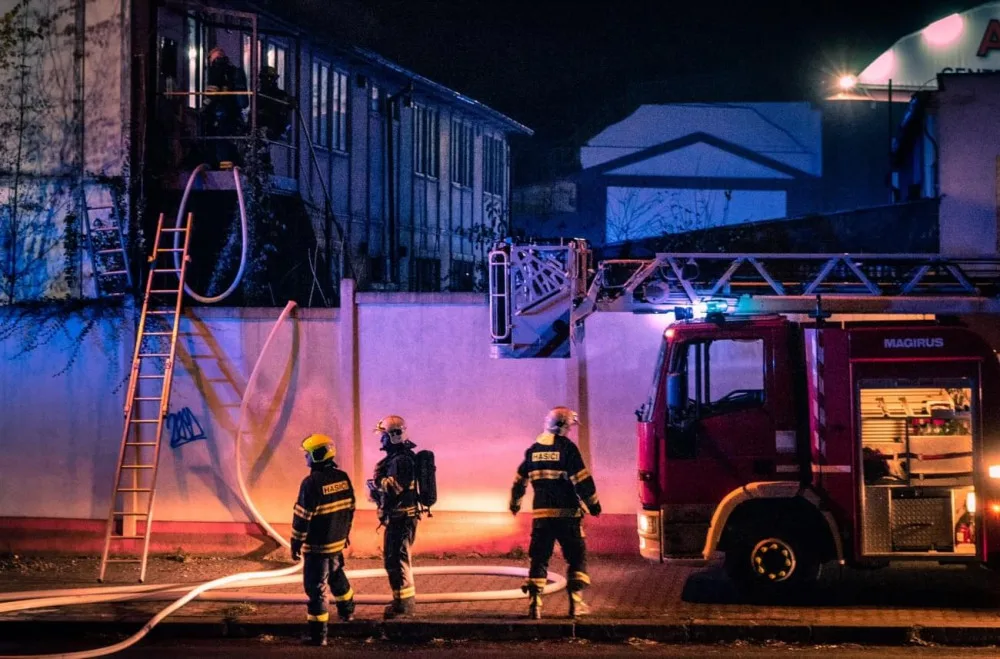 Požár opuštěné budovy mají na svědomí bezdomovci, kteří si vařili jídlo