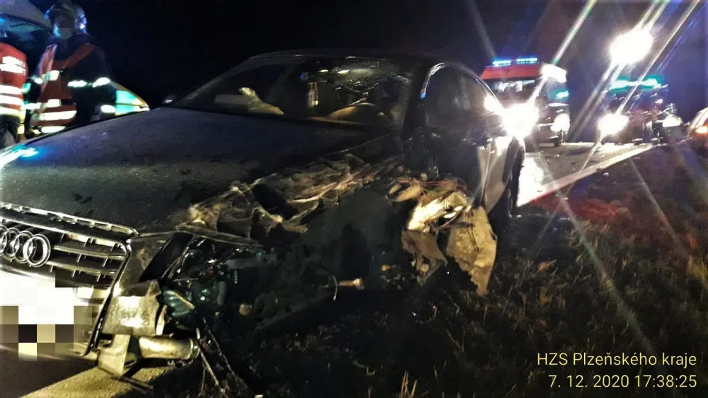 Pět lidí včetně tříletého dítěte se zranilo při čelním střetu dvou osobních automobilů