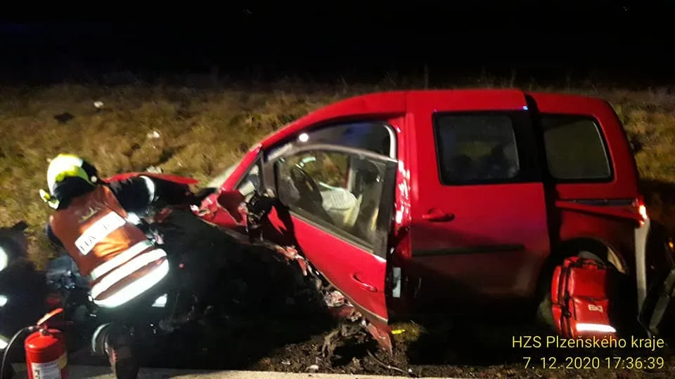 Pět lidí včetně tříletého dítěte se zranilo při čelním střetu dvou osobních automobilů
