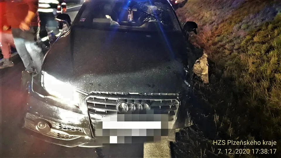 Pět lidí včetně tříletého dítěte se zranilo při čelním střetu dvou osobních automobilů