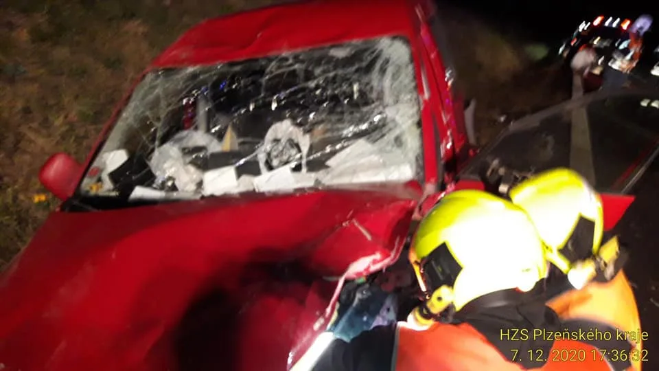 Pět lidí včetně tříletého dítěte se zranilo při čelním střetu dvou osobních automobilů