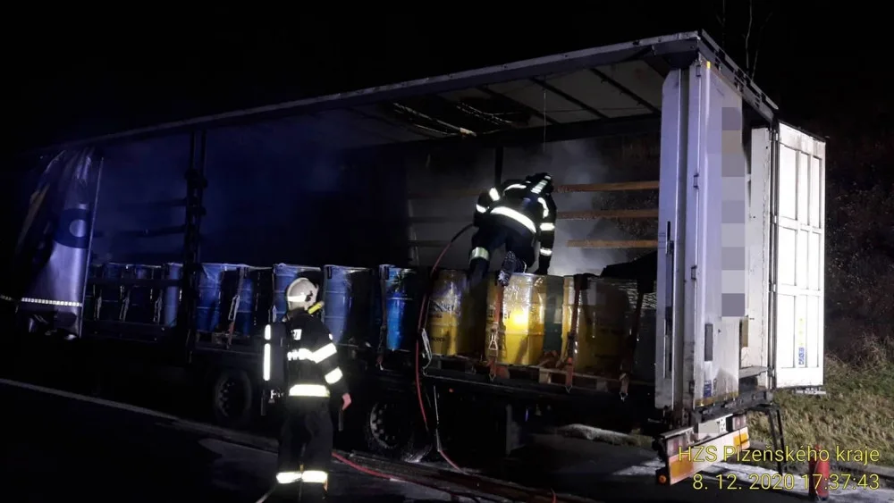 V návěsu kamionu začal hořet jeden ze sudů s bateriemi, druhý explodoval