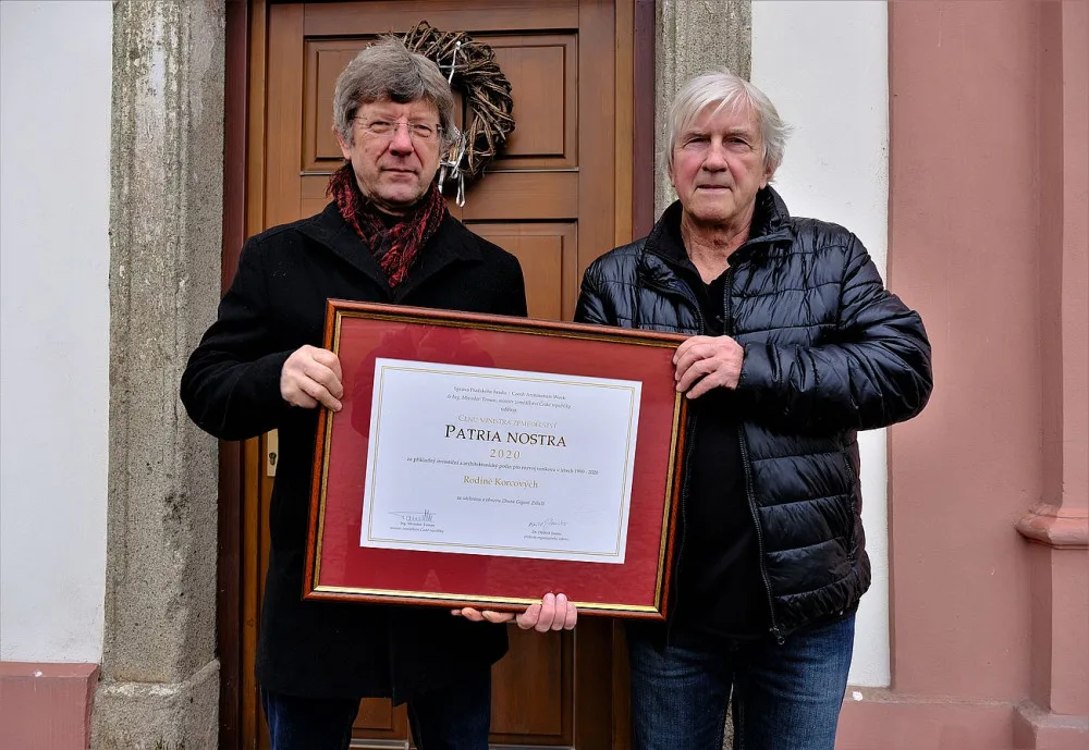 Cenu Patria Nostra pro Dvůr Gigant převzal Ivan Korec a Jan Holoubek, který zajišťoval stavební dozor