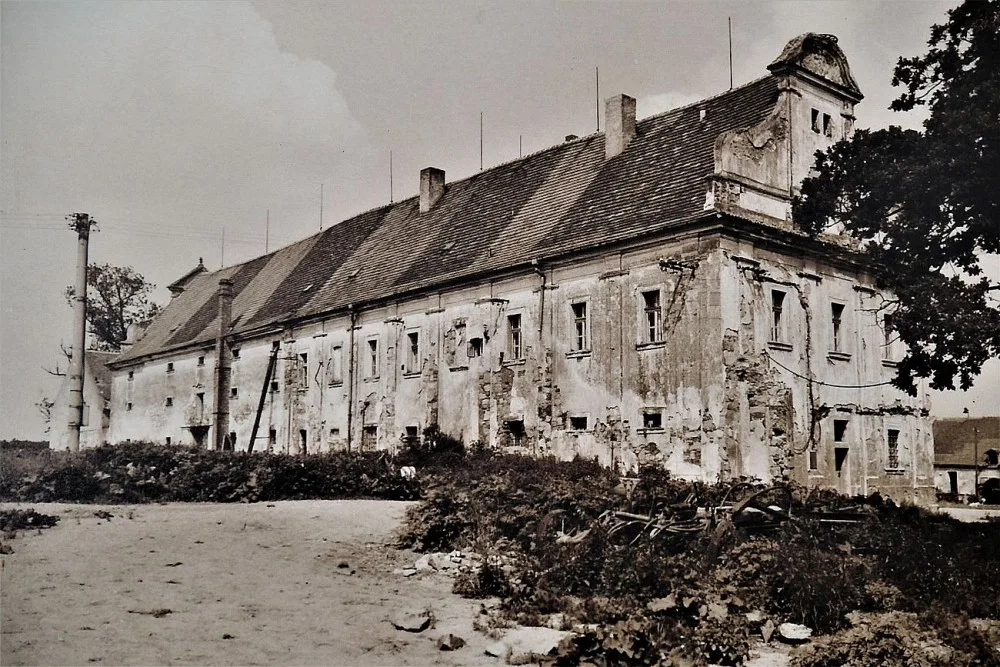 Takto vypadal Dvůr Gigant před zahájením rekonstrukce v roce 1993