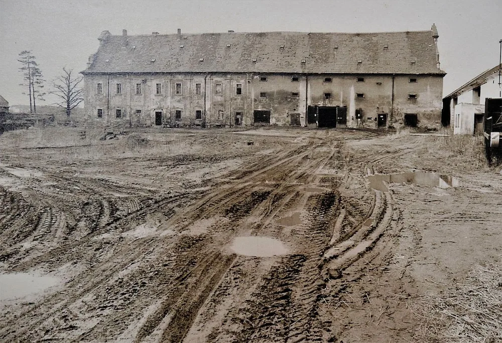 Takto vypadal Dvůr Gigant před zahájením rekonstrukce v roce 1993