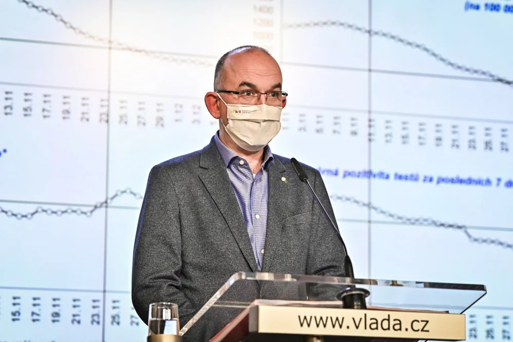 V jiných zemích propagují očkování, u nás učí ministr, jak správě nosit roušku