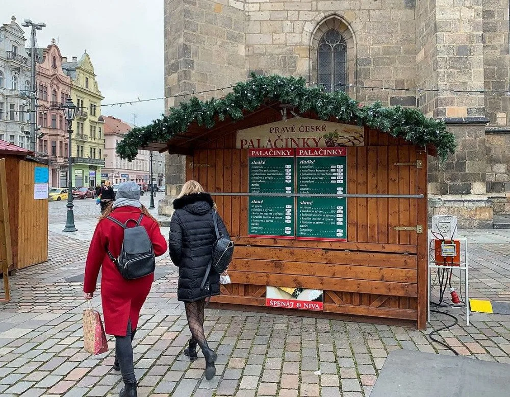 Stánky s občerstvením a nápoji jsou na vánočních trzích na náměstí Republiky uzavřeny