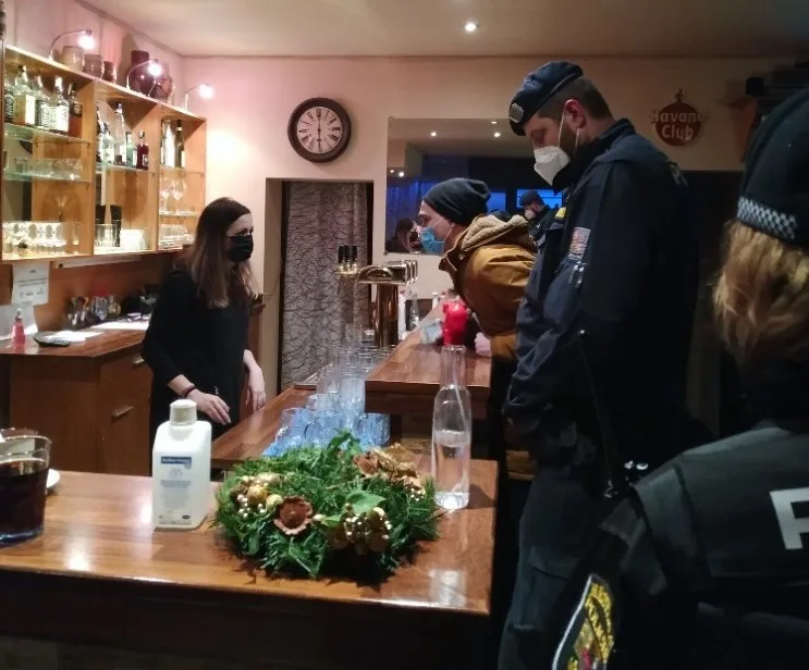 Zastupitelstvo Plzně se zabývalo velkou páteční policejní šťárou do barů a hospod