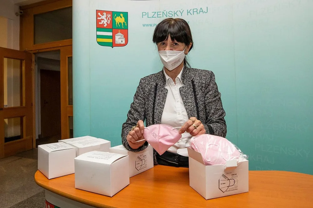 Hejtmanka Ilona Mauritzová získala od Senátu darem respirátory pro školy v regionu