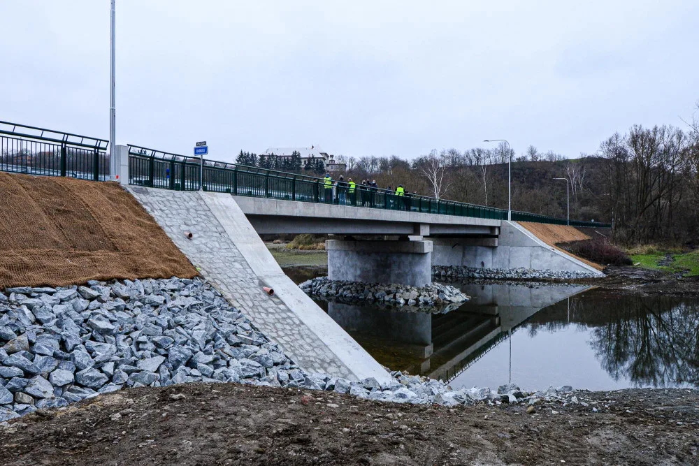 Oprava téměř půl století starého mostu je u konce, dostal nový povrch i chodník