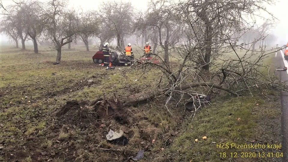 Kamion se převrátil a vysypal náklad dřeva, řidička osobáku zase vyvrátila strom a skončila na střeše v jabloňovém sadu