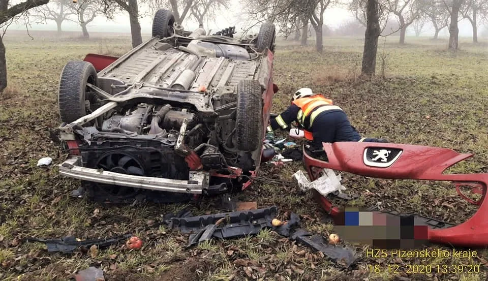 Kamion se převrátil a vysypal náklad dřeva, řidička osobáku zase vyvrátila strom a skončila na střeše v jabloňovém sadu