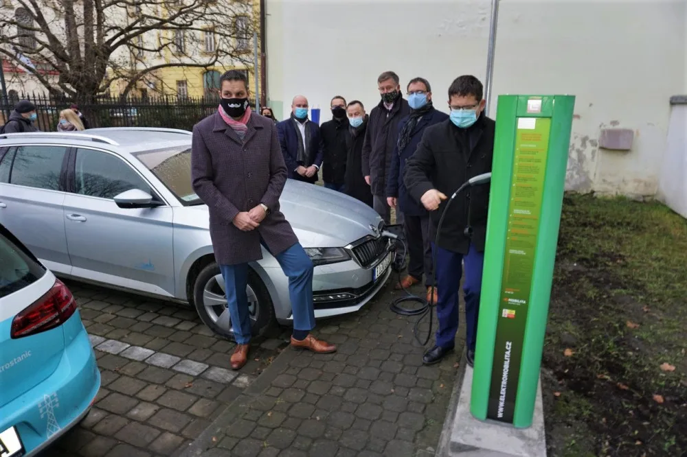Vede ní centrálního obvodu si vyzkoušelo novou nabíjecí stanici pro elektromobily, která vznikla na parkovišti úřadu