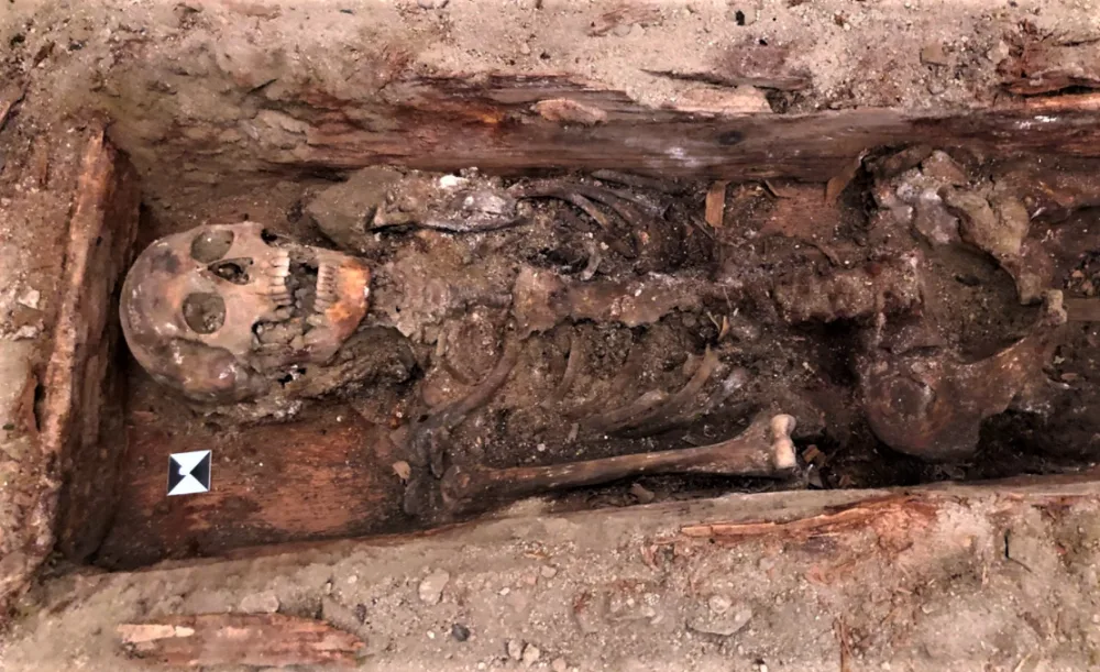 Archeologové našli v klatovských katakombách při snižování podlahy krypty pohřbené tělo