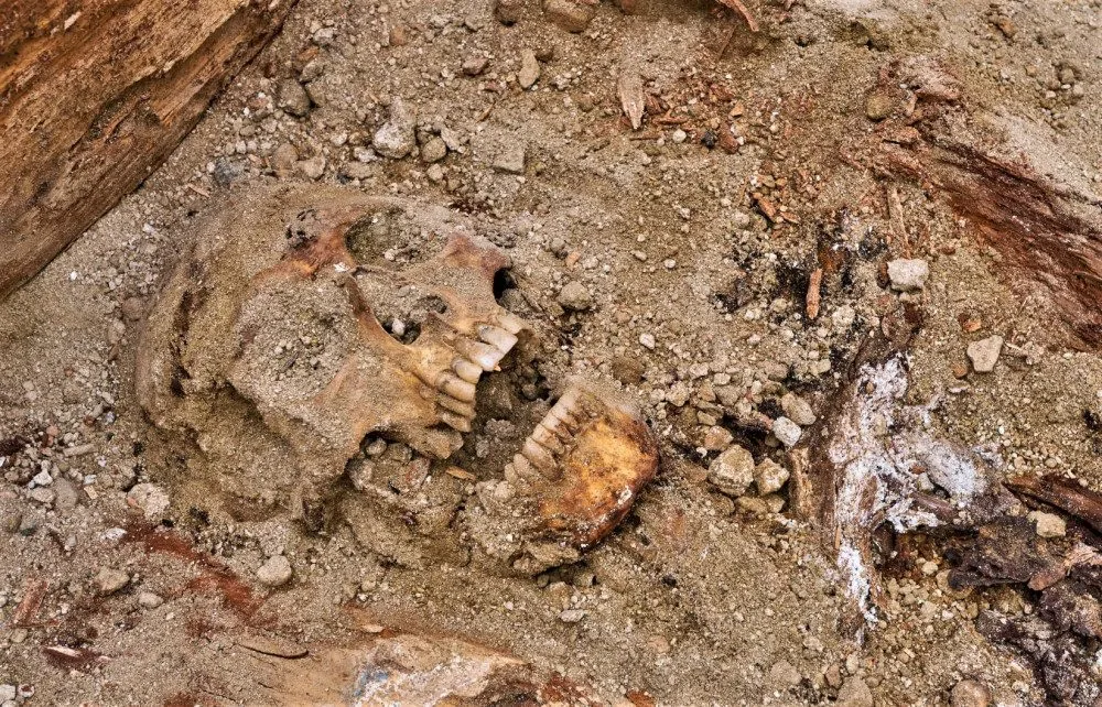 Unikátní objev v klatovských katakombách! Archeologové tam našli pohřbené tělo