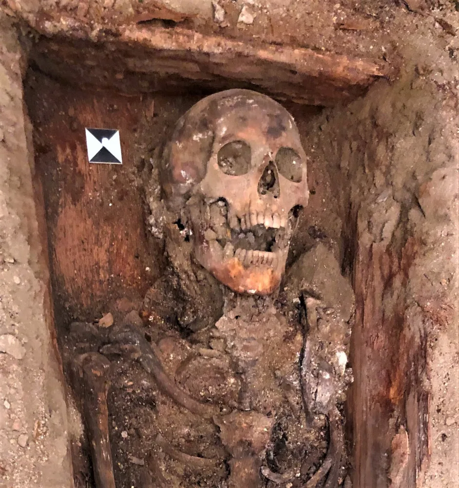 Unikátní objev v klatovských katakombách! Archeologové tam našli pohřbené tělo