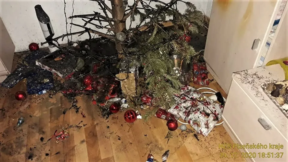 Od prskavky vzplál v Plzni vánoční stromek, požár se pak rozšířil na zařízení bytu
