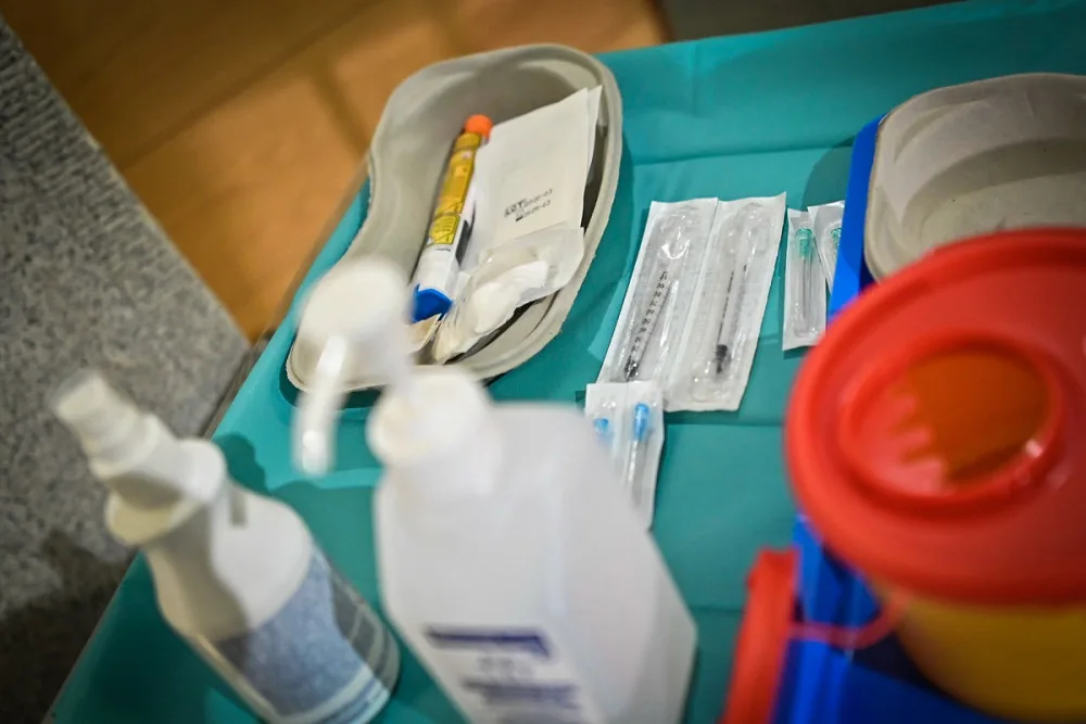 Zdravotníci v Plzeňském kraji na vakcínu proti koronaviru zatím čekají