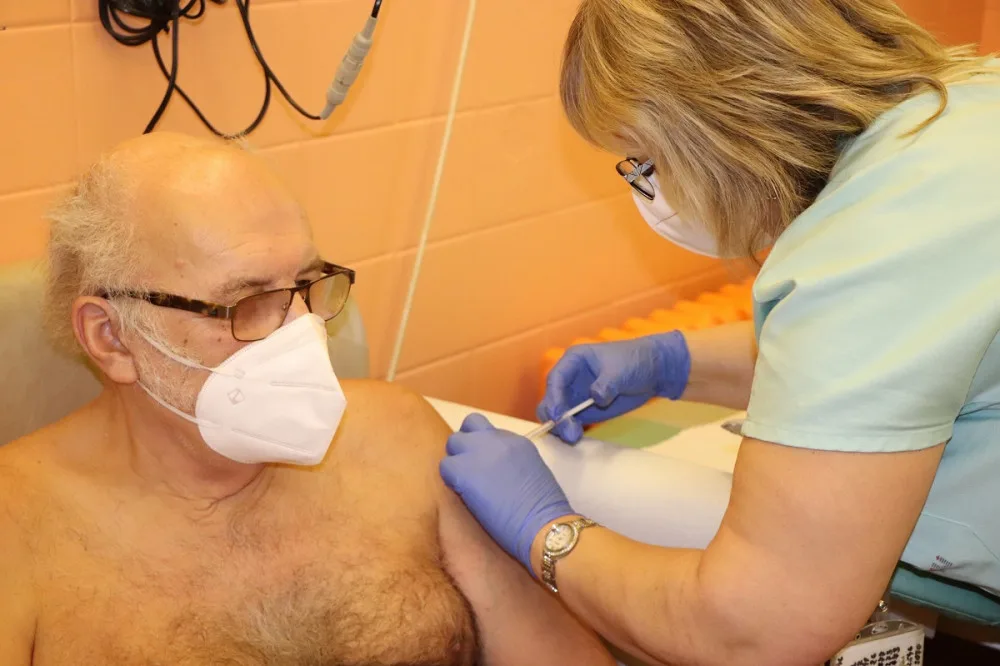 Očkování podstoupil náměstek pro vědu a výzkum profesor Ondřej Topolčan