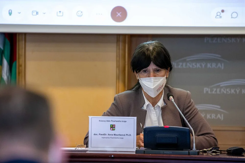 Hejtmanka Ilona Mauritzová při jednání krizového štábu