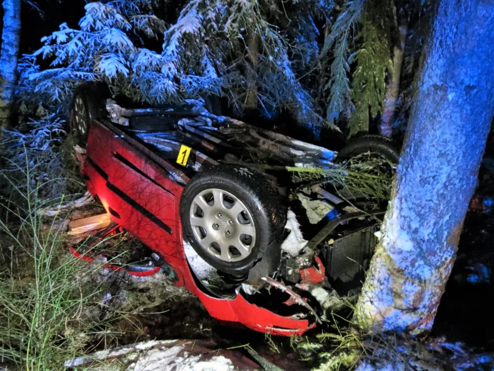 Poblíž Úněšova havaroval tento vůz, po střetu s návěsem náklaďáku skončil převrácený v příkopu