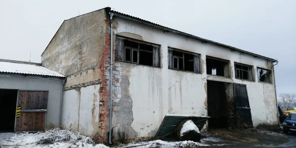 Děti založily požár ve stodole plné balíků sena, plameny se snažily zlikvidovat hasičáky